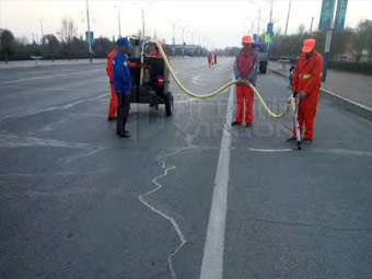 強化春季公路養(yǎng)護，保證道路通暢